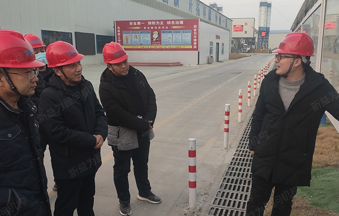 華總工向竇總、鞏總講解